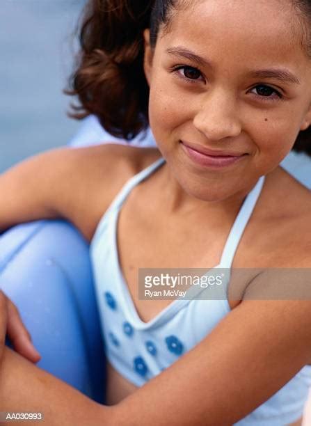 800 Tweens In Swimsuits Stock Photos。